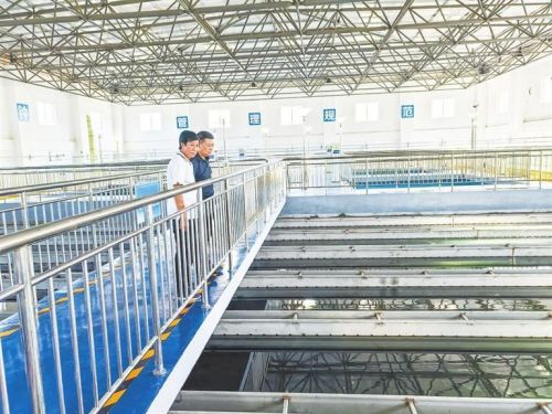 静宁供水公司工作人员在净水车间巡查。 新甘肃·甘肃日报记者 王朝霞