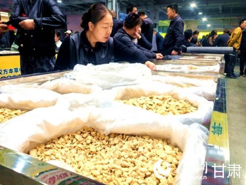 交易市场内的优质中药材备受广大客商青睐。人民网记者 周婉婷摄