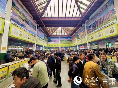中药材交易市场热闹非凡。人民网记者 高翔摄