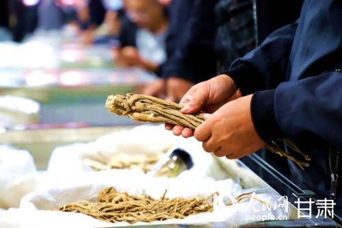 交易市场内的优质中药材备受备受广大客商青睐。人民网记者 高翔摄