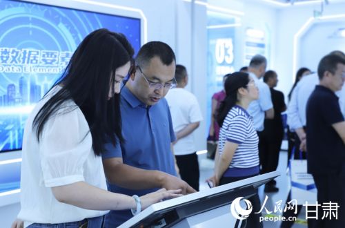与会嘉宾参观数据要素展厅。人民网记者 米媛摄