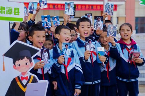同学们展示打印好的“未来职业”AI照片。连轩 摄