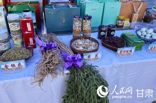枣园市集中农特产品。人民网记者 焦隆摄