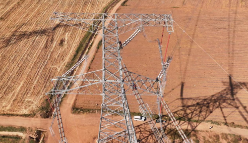 甘肃张掖电厂扩建煤电750千伏送出工程正在进行消缺工作。国网甘肃省电力公司供图