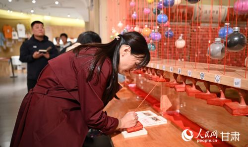 嘉宾在敦煌印局里参观体验。人民网 席娟娟摄