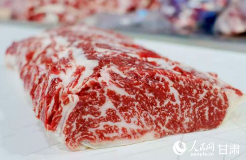 “平凉红牛”雪花牛肉肌脂纹理细密均匀。人民网记者 焦隆摄