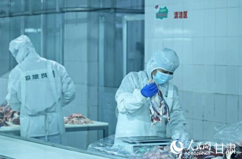 甘肃旭康公司车间内,工人们分装雪花牛肉。人民网记者 米媛摄