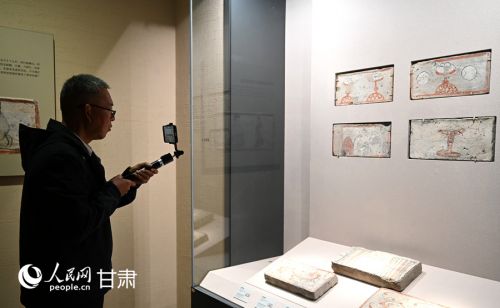 游客在高台县博物馆参观。人民网 席娟娟摄