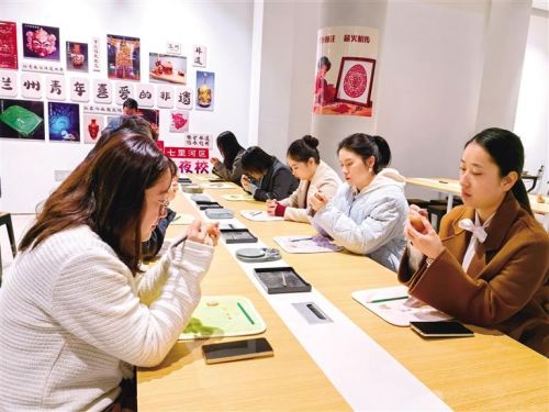 青年学员体验蛋雕技艺 周栋楠 摄