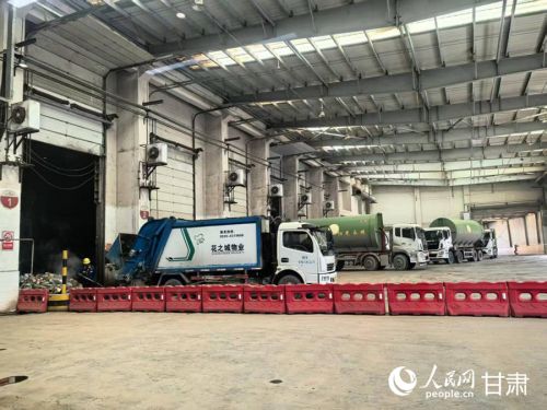 在临夏鹭鸿环保电力有限公司，垃圾运输车进行卸料作业。人民网记者 周婉婷摄