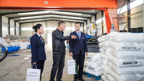 邮储银行工作人员深入园区、企业，全面摸排融资需求。邮储银行甘肃省分行供图