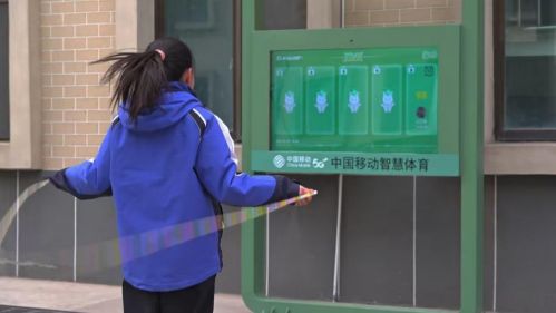 学生通过AI智慧体育设备进行跳绳训练。中国移动通信集团甘肃有限公司供图