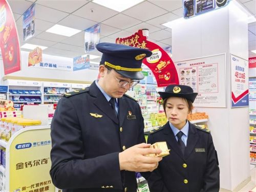 执法人员在零售药店进行检查