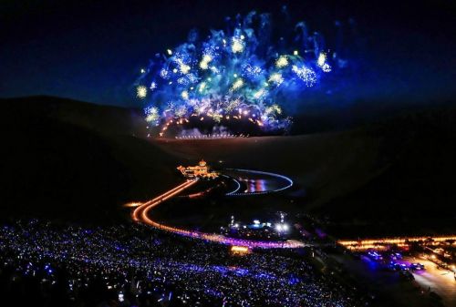 鸣沙山万人星空演唱会。郭均强、夏艳婷摄