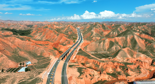 傅家窑至苦水公路是G312国道上海至霍尔果斯公路兰州过境段的重要组成部分。甘肃省交通运输厅供图