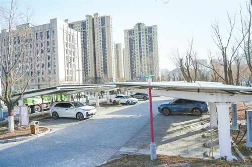 正在“光储充”一体化充电站充电的新能源车辆。新甘肃·甘肃日报记者 魏晓倩