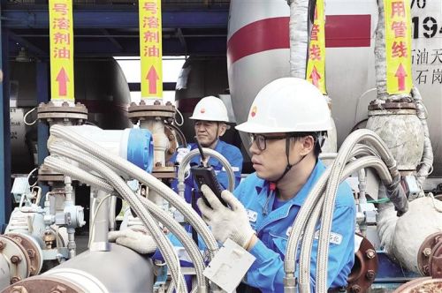 兰州石化油品调合中心(国储公司)员工核对流量计。