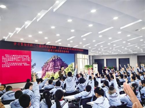 孩子们踊跃回答老师提问