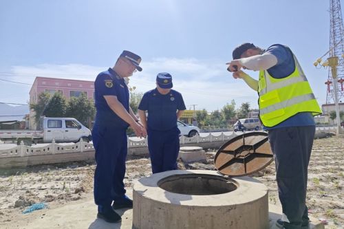 消防监督员对乡村消防取水口进行“健康体检”。柯琛摄