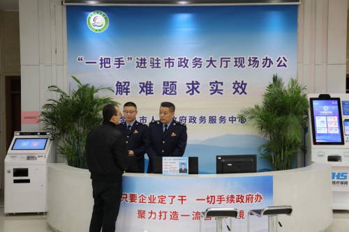 “一把手坐窗口解难题”活动中,金昌市税务局相关负责人为前来咨询的群众答疑解惑。陈刚 摄