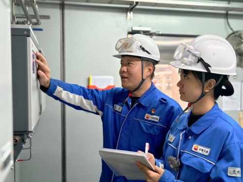 质量检验中心员工在线监测数据。兰州石化公司供图