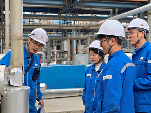 橡胶部员工现场梳理物料使用情况和能量走向。兰州石化公司供图