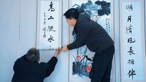 榆中县文联工作人员将字画送到群众家中。榆中县委宣传部供图