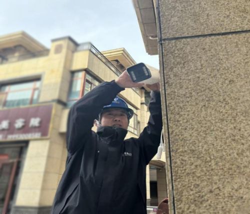 电信工作人员进行网络巡检。中国电信甘肃公司供图