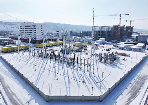 11月27日，甘肃宝镁西铁合金有限公司330千伏策镁变电站1号主变带电投运。国网甘肃省电力公司供图