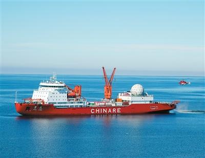 图为“雪龙”号极地科考破冰船顺利抵达秦岭站海域,“雪鹰102”直升机接送人员上站。新华社记者 顾天成摄