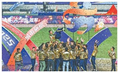 泰州队庆祝“苏超”夺冠。新华社记者 李 博摄