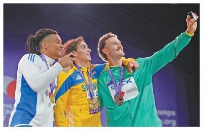 运动员在东京田径世锦赛上合影。新华社记者 江 汉摄