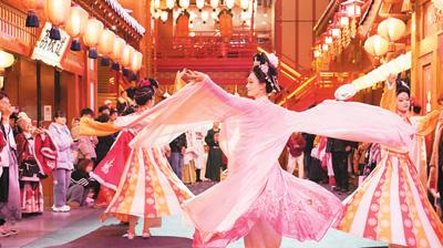 演员在陕西西安的长安十二时辰主题街区进行沉浸式表演。新华社记者 邵 瑞摄