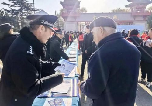 民警宣传防诈知识。甘肃省公安厅供图