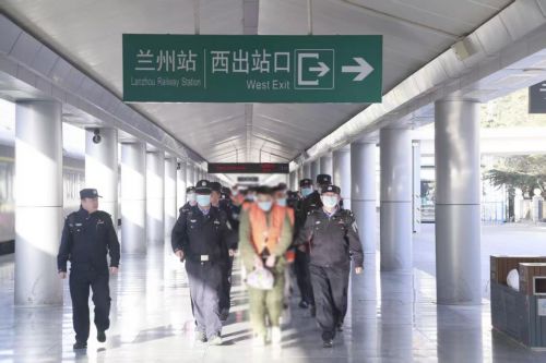 警方押解犯罪嫌疑人回兰。甘肃省公安厅供图