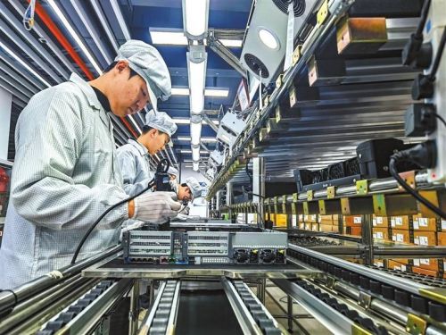 甘肃如意鲲鹏科技有限公司工作人员在加工订单。新甘肃·甘肃日报记者 郁 婕