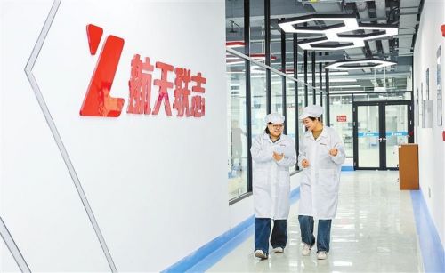 航天联志信创智造(兰州)科技有限公司工作人员在核对数据。新甘肃·甘肃日报记者 冯乐凯