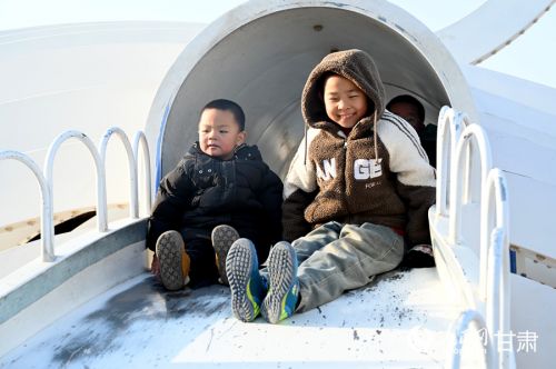 孩子们在天泰苑儿童友好公园滑滑梯。人民网 席娟娟摄