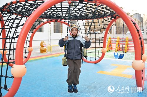 昌丰里社区儿童友好空间内，一名儿童在荡秋千。人民网 席娟娟摄