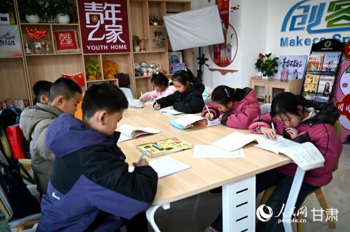 昌丰里社区内，孩子们认真写作业。人民网 席娟娟摄