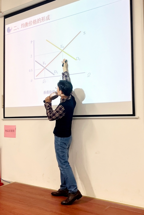在高校教书育人的苏首飞